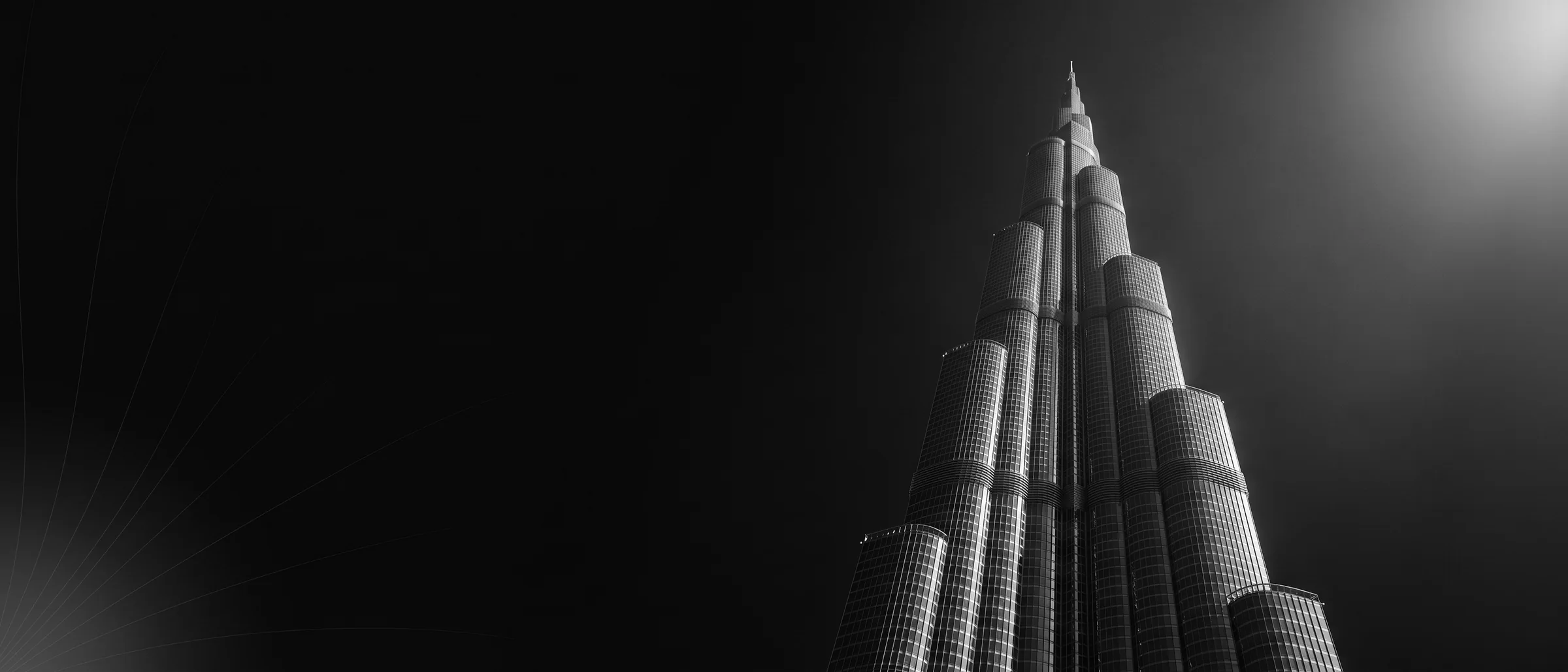 Torre residencial de gran altura en Dubai, fotografiada a contrapicado en blanco y negro.