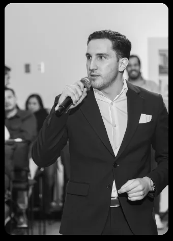 Alexis Abascal dirigiéndose al público durante su presentación.