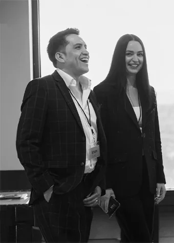 Alexis Abascal junto a una integrante del equipo en el evento.