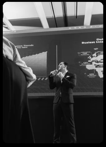 Presentación en pantalla con datos del mercado inmobiliario de Dubai.